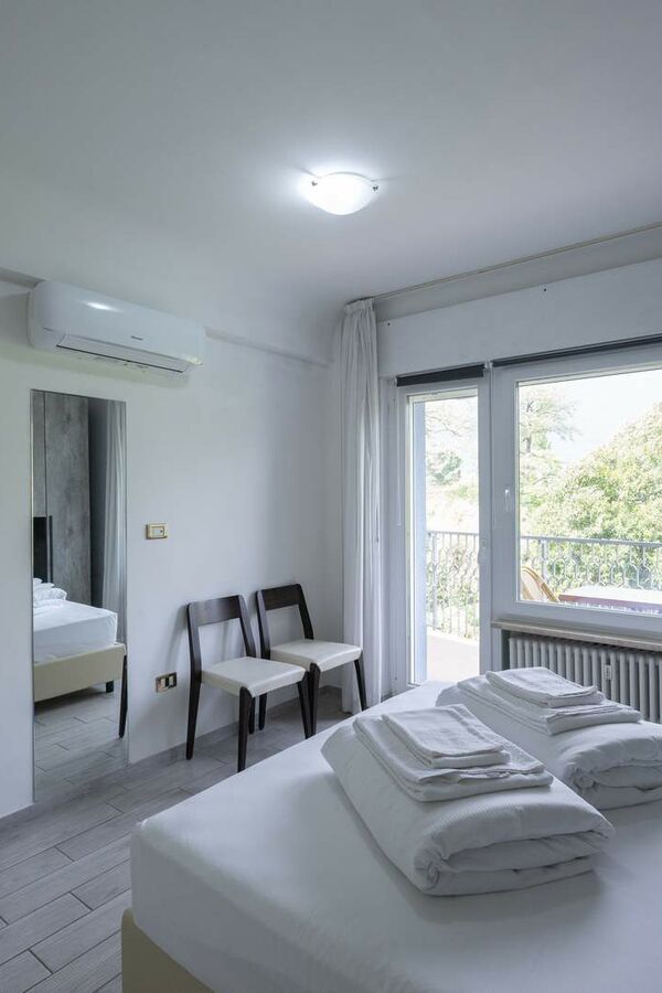 Appartamento Superior 2 camere da letto, 2 balconi, vista lago laterale 